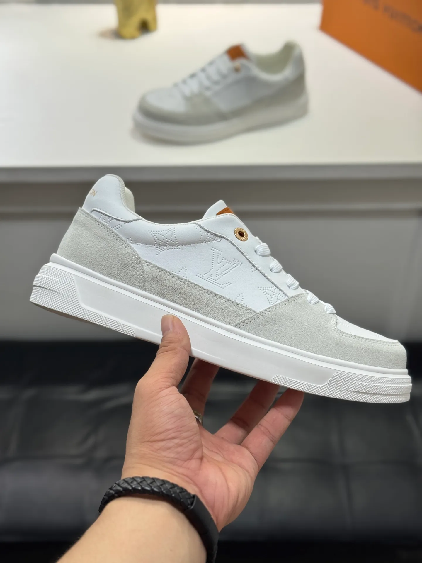 Men's shoes 💰400 [New model] 🌂🌂Top original order - Louis Vuitton®️ Trendy and fashionable yet low-key men's casual shoes, LV cowhide embossed upper, comfortable and breathable, mesh lining, original rubber outsole, 2 colors available ~ a must-have for stylish men. Size: 38-44 (45 customized